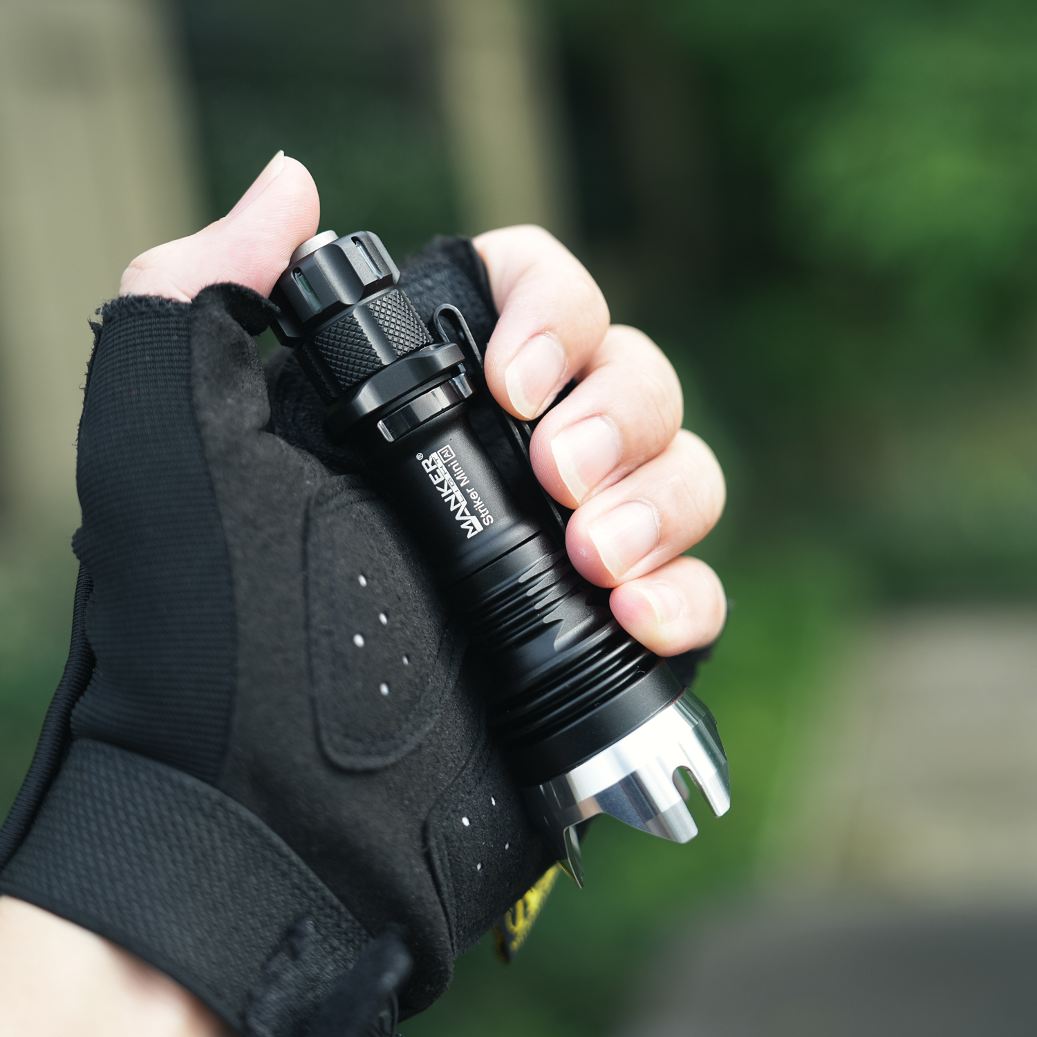 Mankerlight Striker Mini 635 L - مراجعة Edc Carry Flashlight وسعره