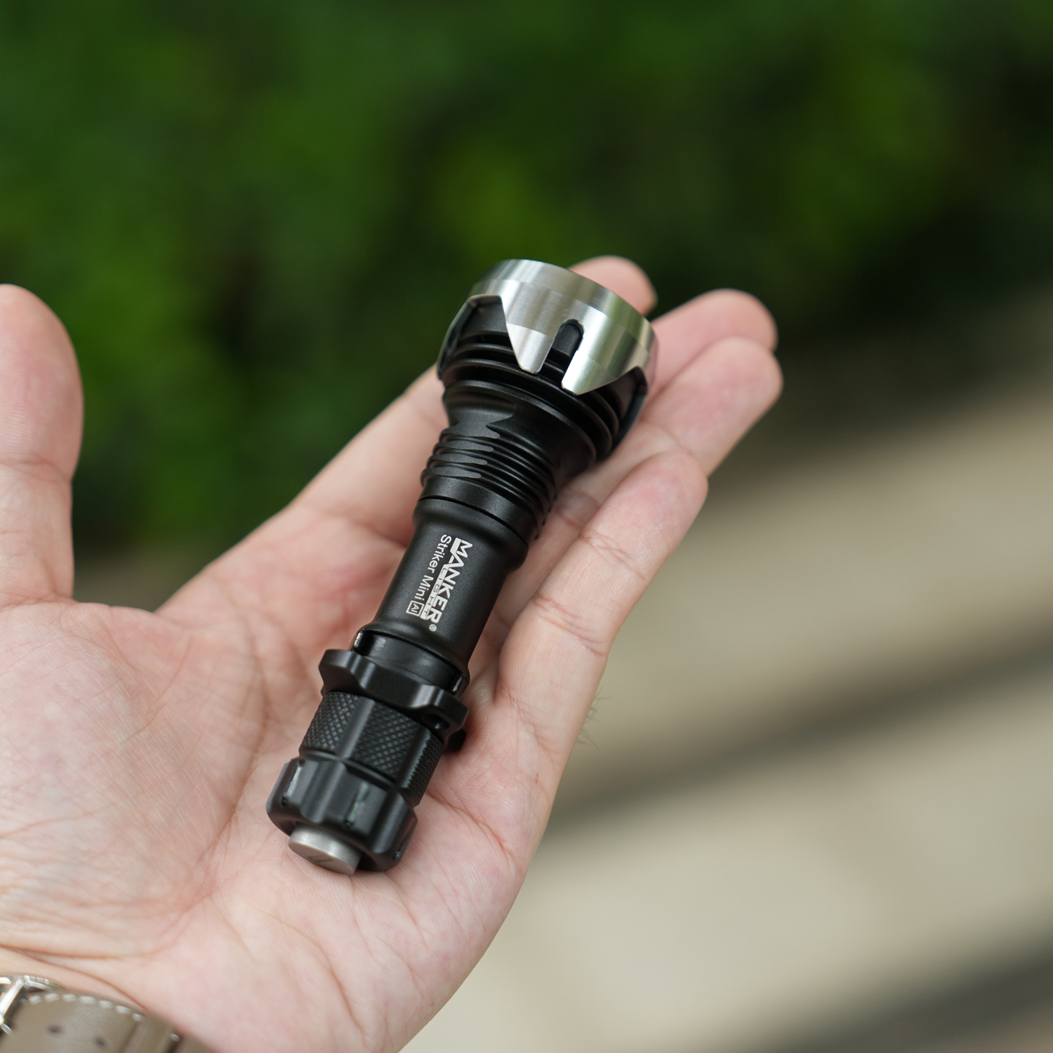 Mankerlight Striker Mini 635 L - مراجعة Edc Carry Flashlight وسعره